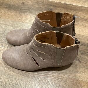 Vero Cuoio Taupe Ankle Booties